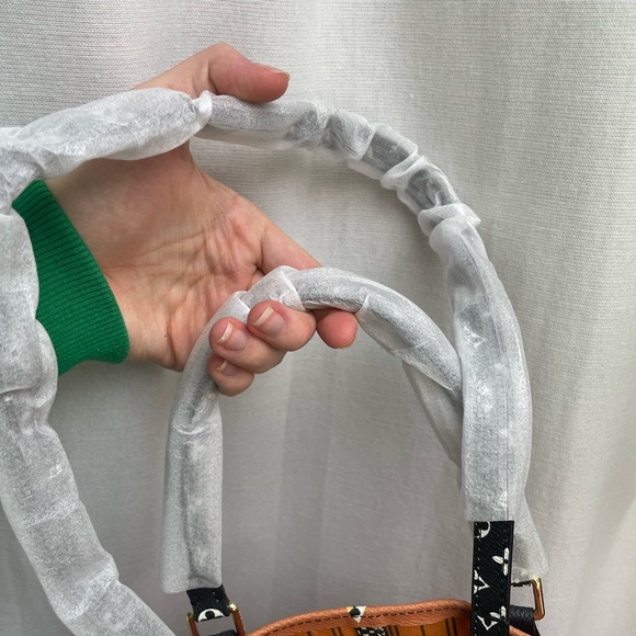 Louis Vuitton Jungle Tote - Picture 8 of 12